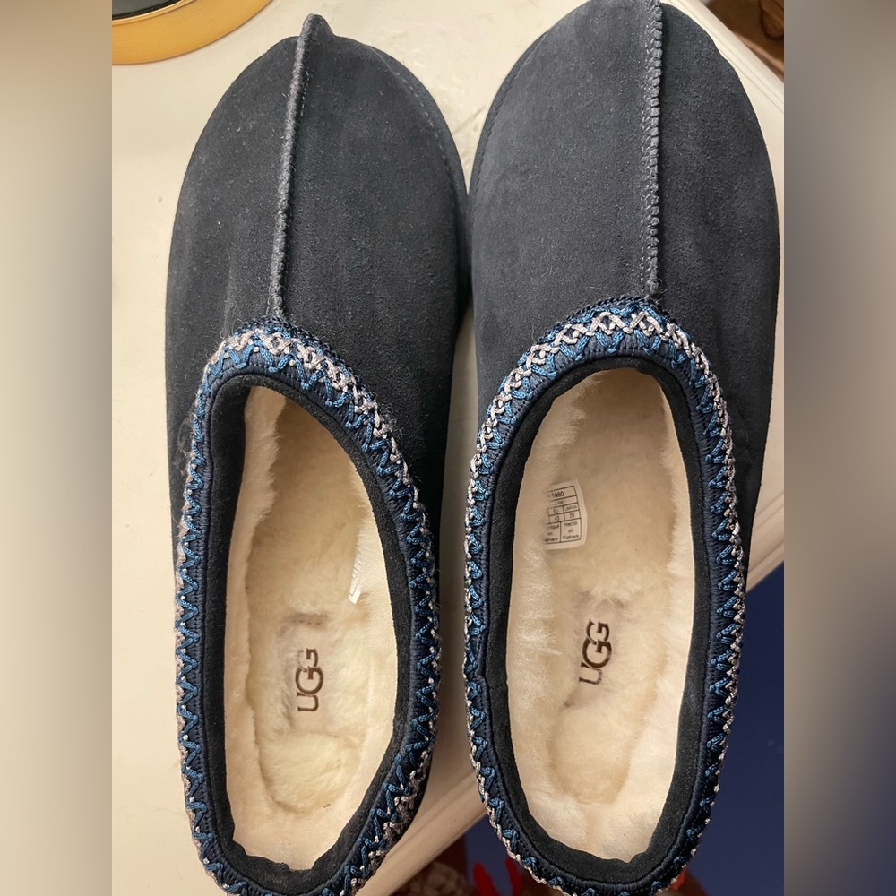 New in box mens classic slip on Uggs - size 10 navy